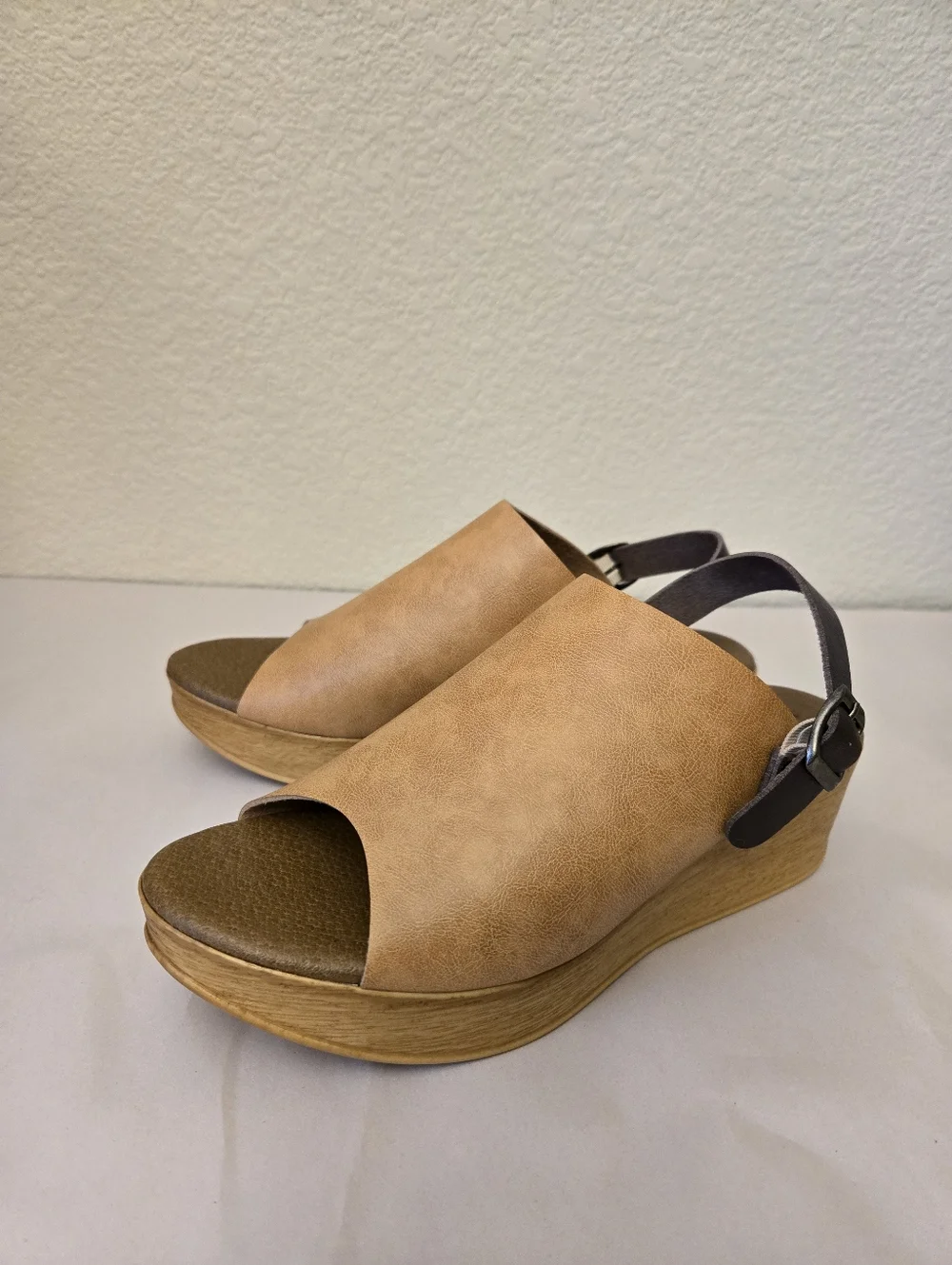Joli Snob Womens Wedge Sandel Sz 8W Tan Faux Leather Adj Back Strap Summer